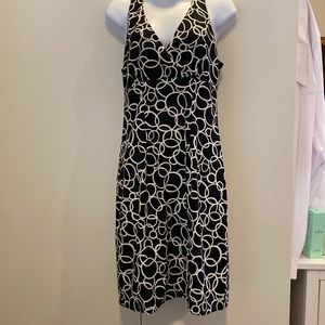 NWOT.Connected Apparel size 8 black and white different size circles. Below knee